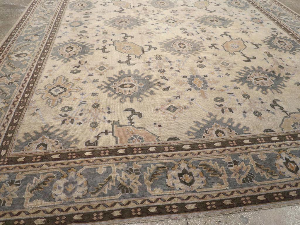 20ième siècle Tapis turc Oushak du début du 20e siècle de grande taille en vente