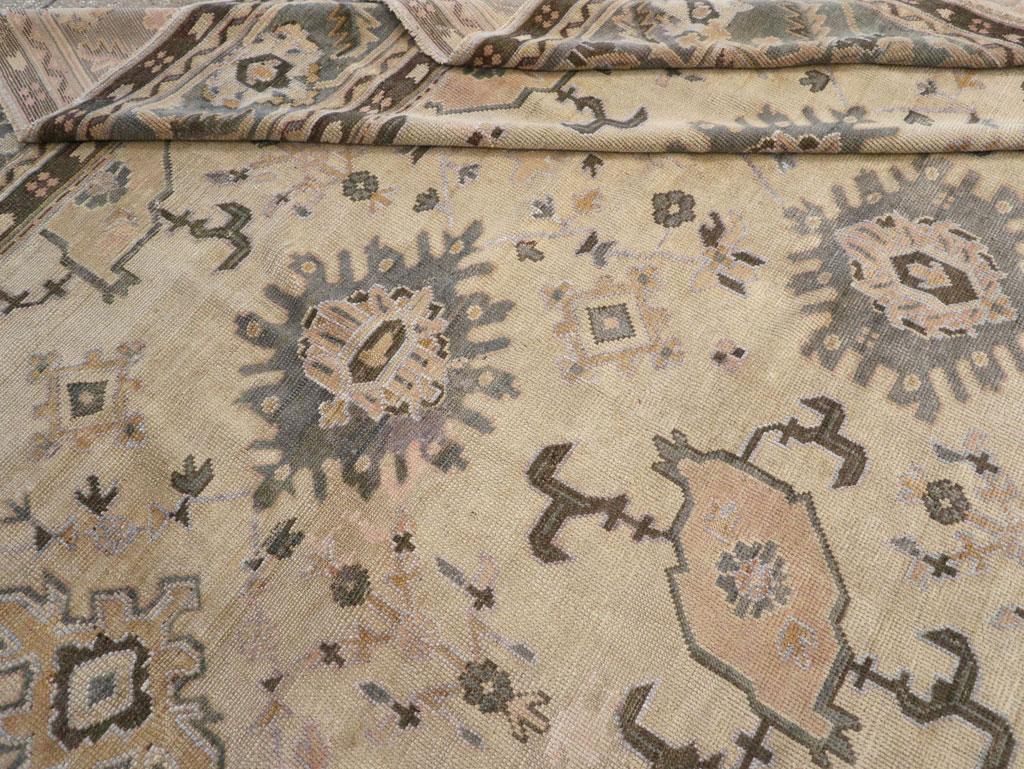 Tapis turc Oushak du début du 20e siècle de grande taille en vente 1
