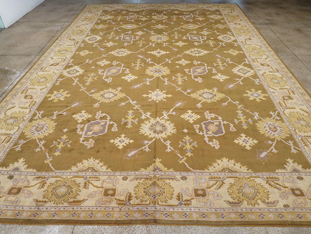 Un mucchio di lana con nodi simmetrici su una base di lana. Il campo rosso turco presenta un disegno a cinque colonne di losanghe irregolari, rosette strappate, ovali inclinati e appuntiti e un motivo di viti strutturali, disposte in uno stile