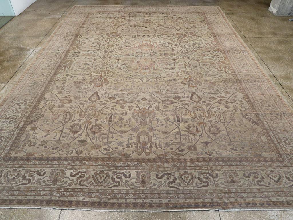 Un ancien tapis turc Oushak surdimensionné, fabriqué à la main au début du 20e siècle.

Mesures : 13' 7