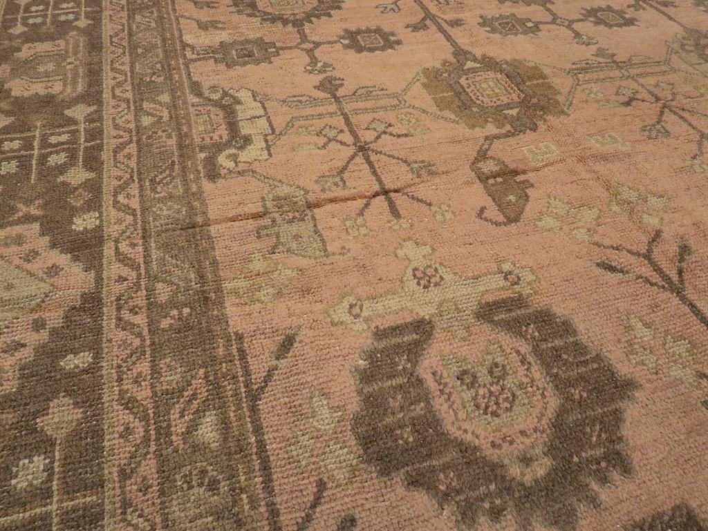 Turc Tapis turc Oushak surdimensionné du début du 20e siècle en vente