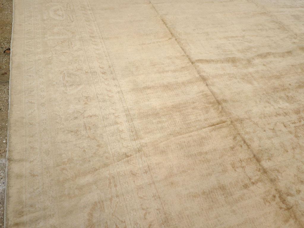 Early 20th Century Turkish Oushak Oversize Carpet In Excellent Condition For Sale In New York, NY
