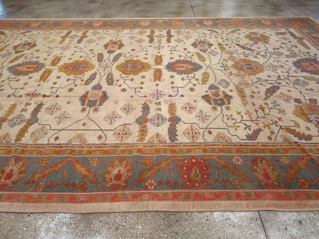 Early 20th Century Turkish Oushak Oversize Carpet In Excellent Condition For Sale In New York, NY