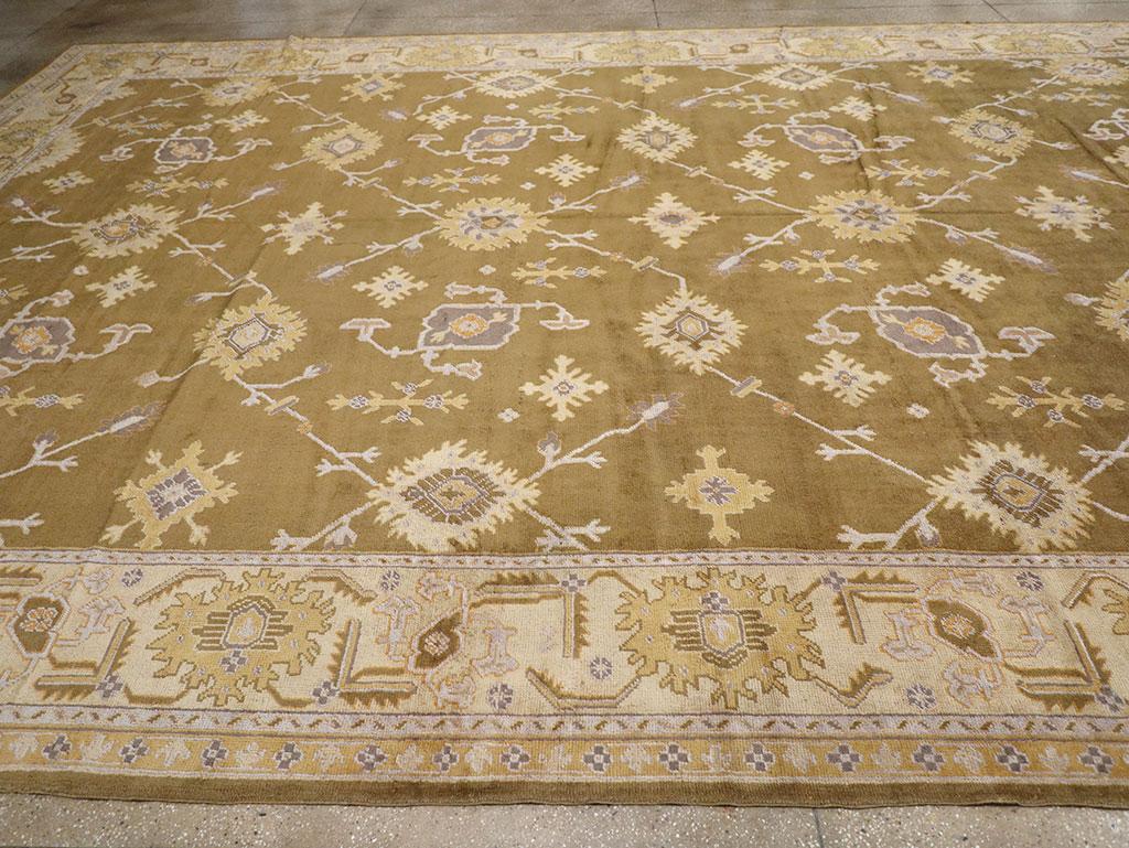 Annodato a mano Tappeto Oushak turco oversize dei primi del Novecento in vendita
