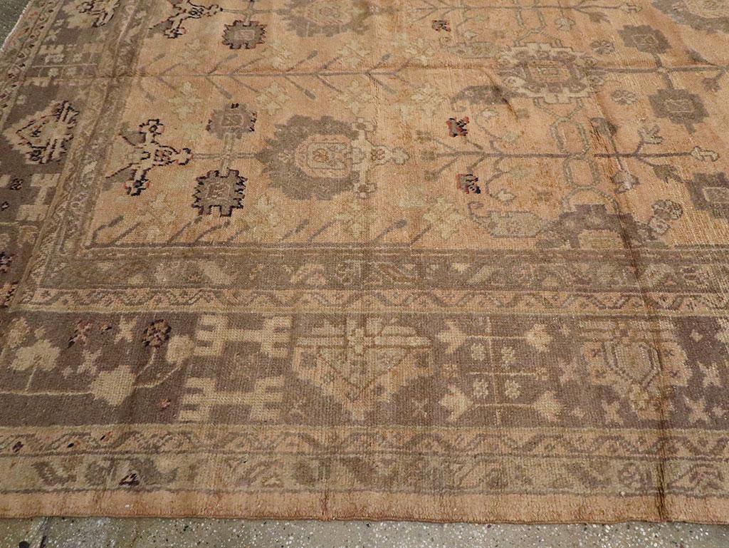 Tapis turc Oushak surdimensionné du début du 20e siècle Excellent état - En vente à New York, NY