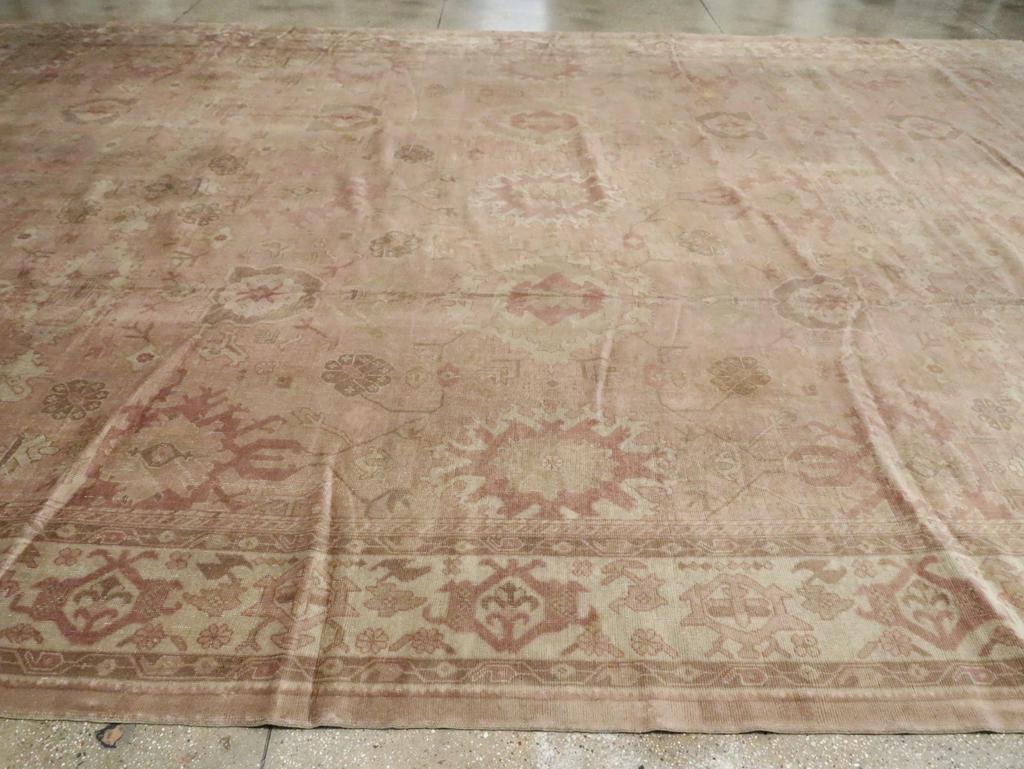 Türkischer Oushak-Teppich in Übergröße aus dem frühen 20. (20. Jahrhundert) im Angebot