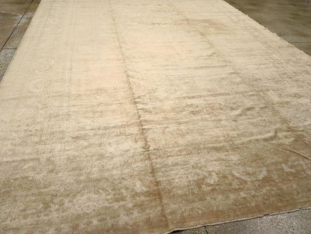 Early 20th Century Turkish Oushak Oversize Carpet For Sale 1