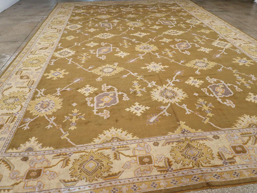 XX secolo Tappeto Oushak turco oversize dei primi del Novecento in vendita