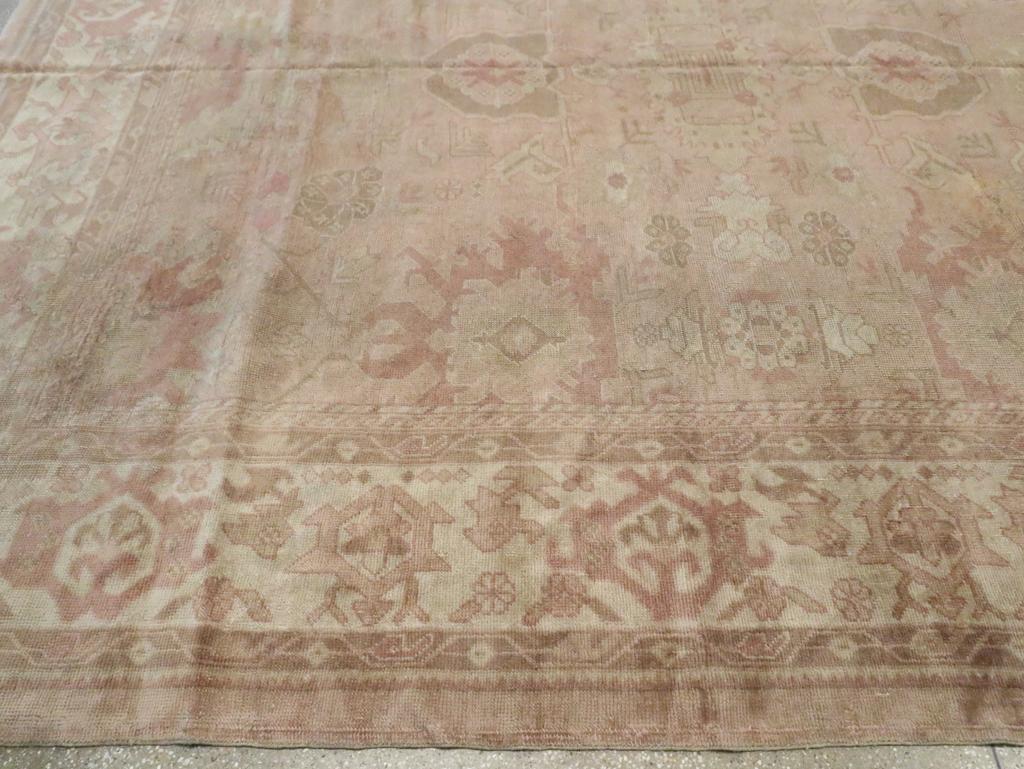 Türkischer Oushak-Teppich in Übergröße aus dem frühen 20. (Wolle) im Angebot