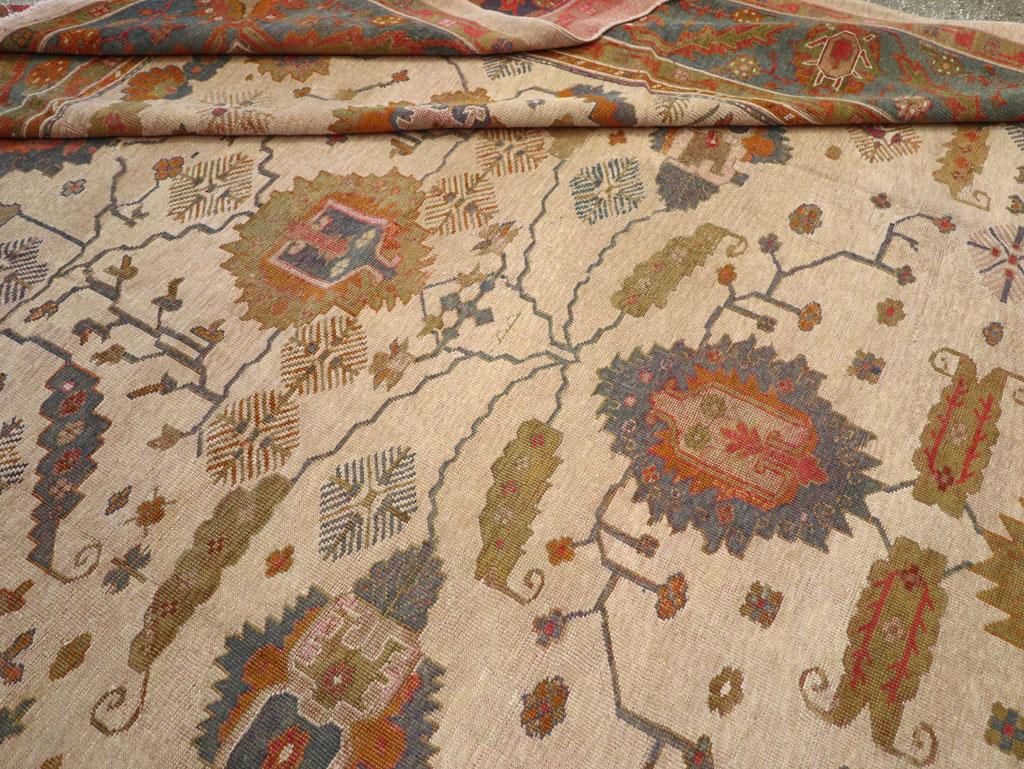 Early 20th Century Turkish Oushak Oversize Carpet For Sale 3