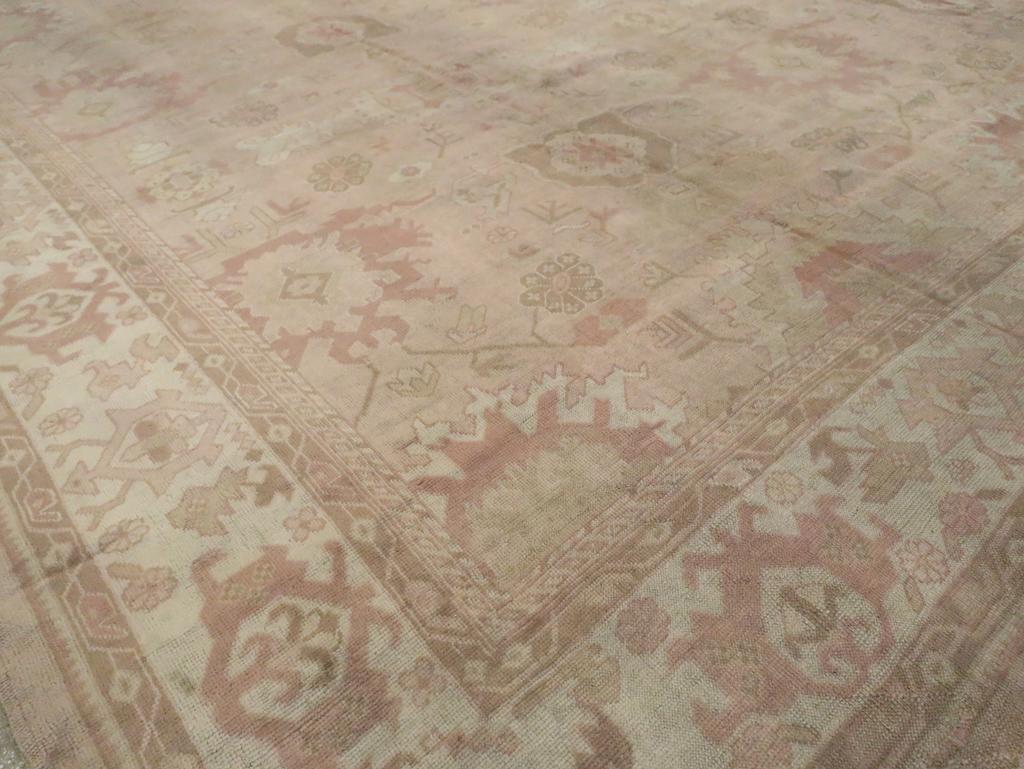Türkischer Oushak-Teppich in Übergröße aus dem frühen 20. im Angebot 2