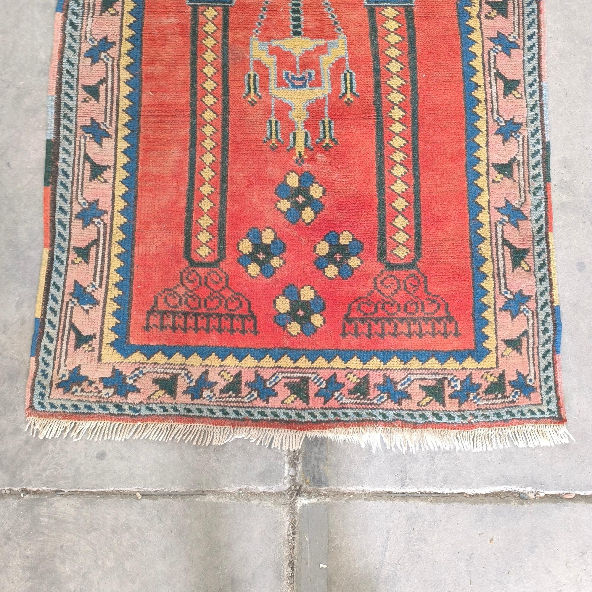 Turco Tappeto da preghiera Oushak turco dei primi del Novecento con Mihrab e motivi floreali in vendita