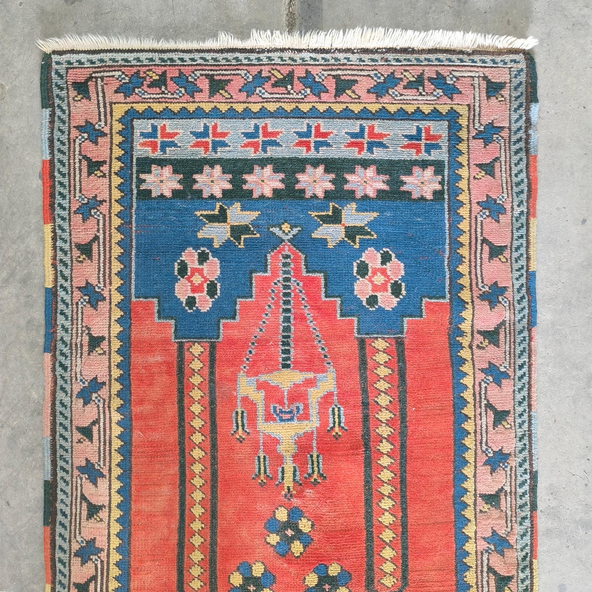 Annodato a mano Tappeto da preghiera Oushak turco dei primi del Novecento con Mihrab e motivi floreali in vendita