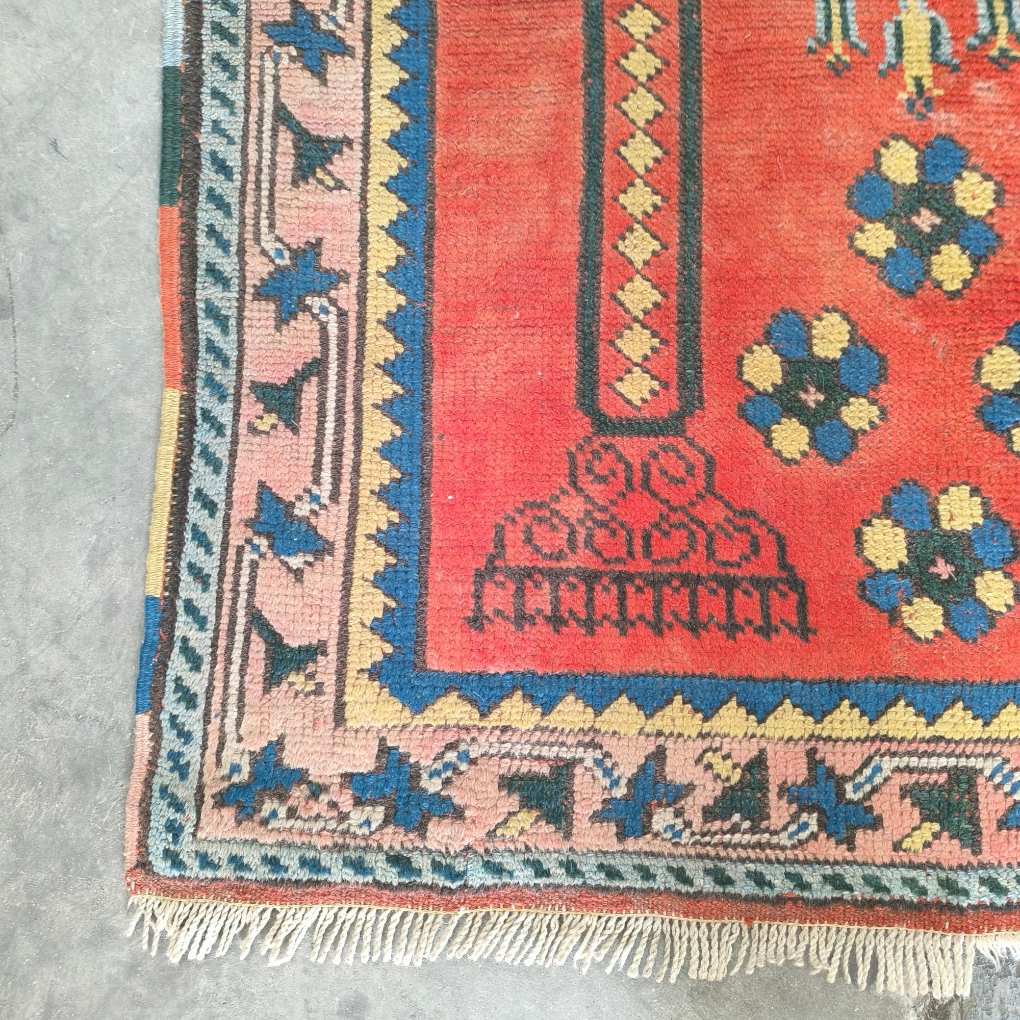Metà XX secolo Tappeto da preghiera Oushak turco dei primi del Novecento con Mihrab e motivi floreali in vendita
