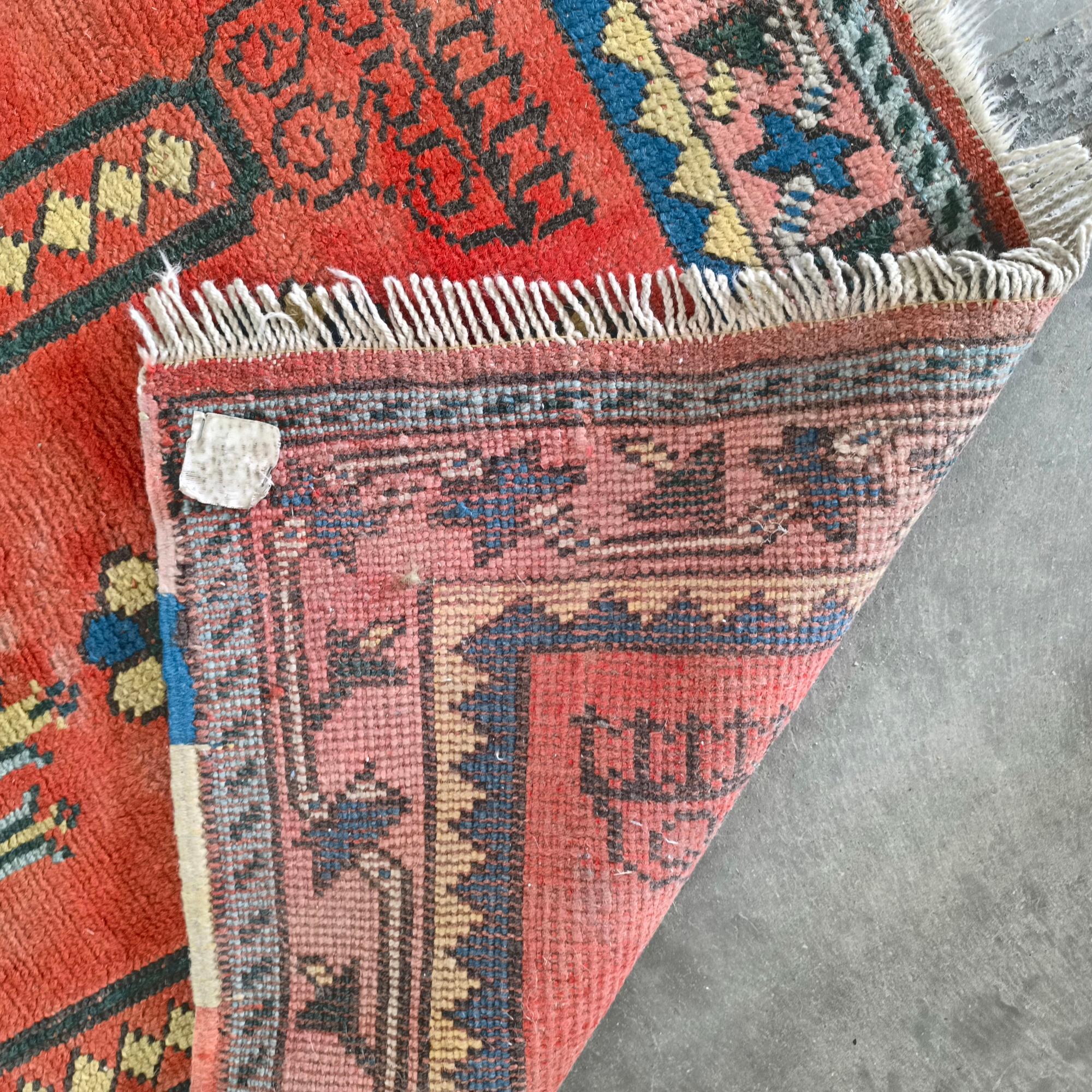 Lana Tappeto da preghiera Oushak turco dei primi del Novecento con Mihrab e motivi floreali in vendita