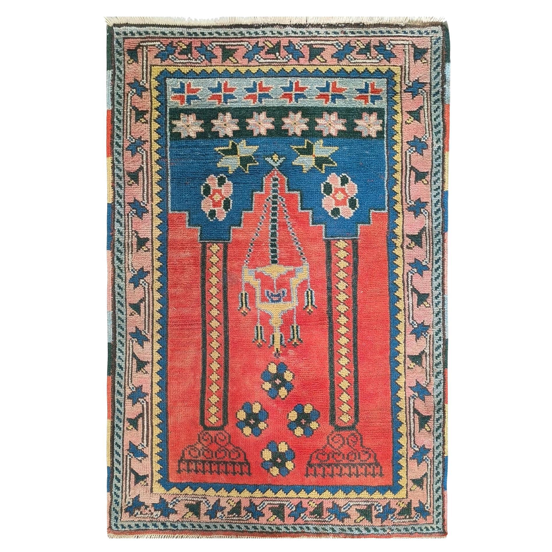 Tappeto da preghiera Oushak turco dei primi del Novecento con Mihrab e motivi floreali in vendita