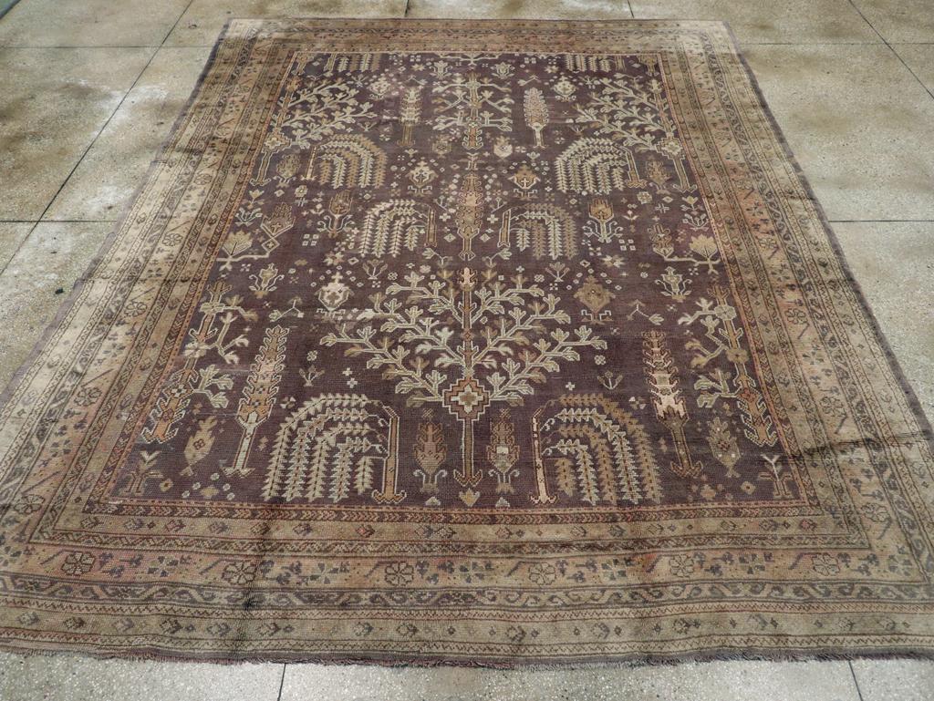 Una antigua alfombra turca Oushak tamaño habitación. Esta alfombra de taller de Anatolia occidental presenta el motivo 
