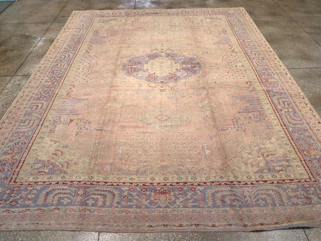 Tapis ancien turc de type Oushak, fabriqué à la main au début du 20e siècle.

Mesures : 11' 1