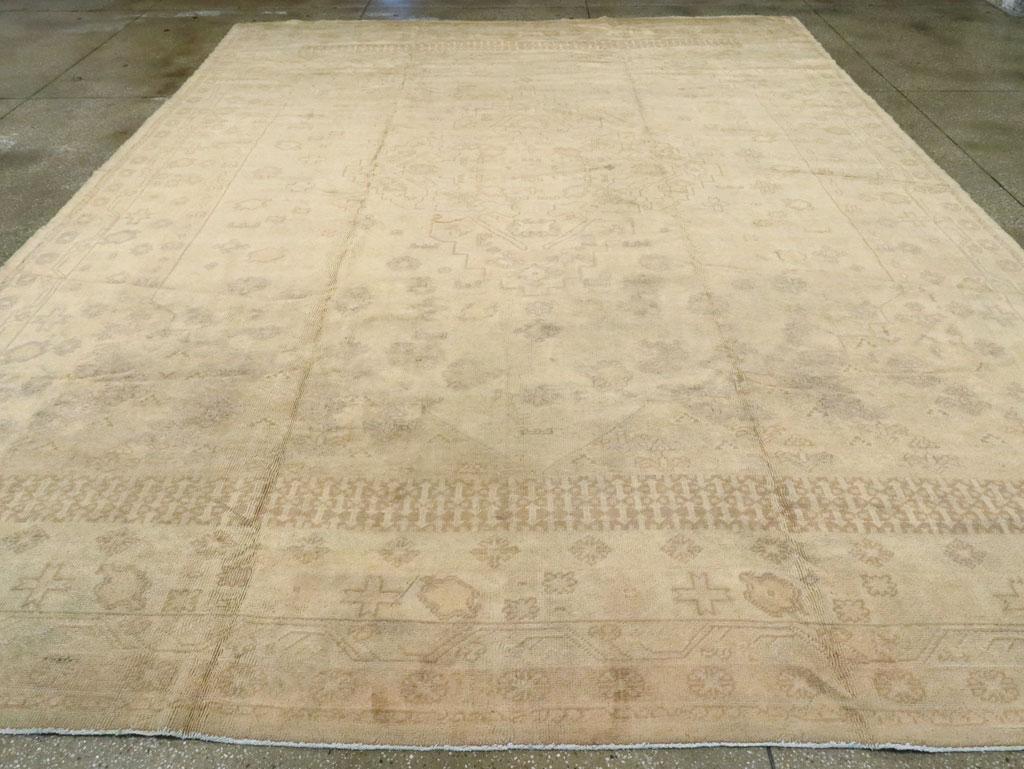 Una antigua alfombra turca Oushak tamaño habitación. Oushak de taller de Anatolia occidental, excepcionalmente pálido, con un campo gris perla y un dibujo tono sobre tono en torno a un medallón abierto casi fantasmal. Esta alfombra es el sueño de