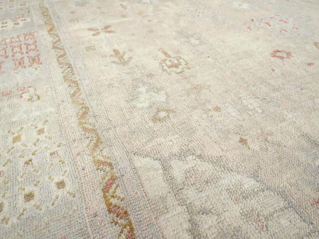 Türkischer Oushak-Teppich in Zimmergröße aus dem frühen 20. (Handgeknüpft) im Angebot