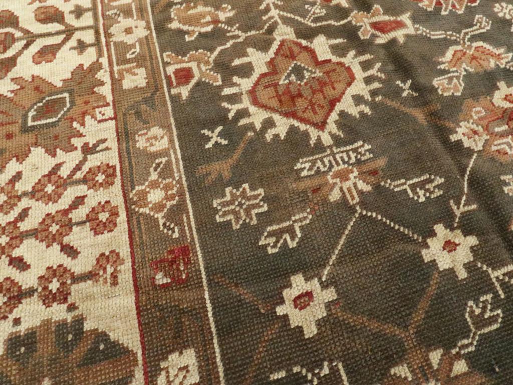 Türkischer Oushak-Teppich in Zimmergröße aus dem frühen 20. (Handgeknüpft) im Angebot