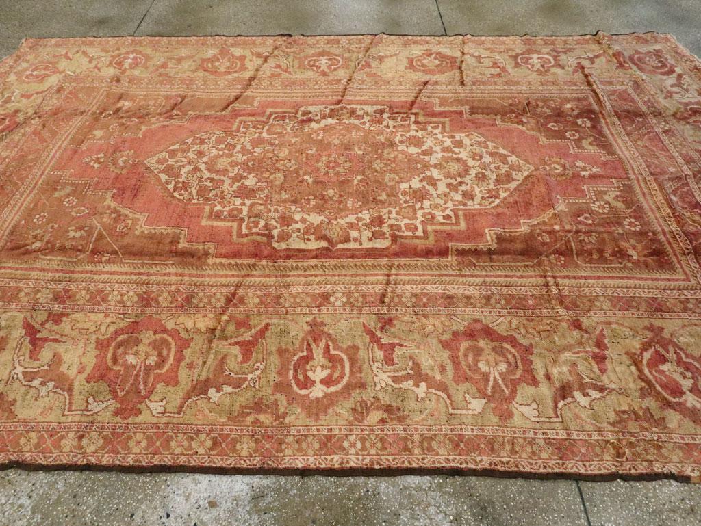 Early 20th Century Turkish Oushak Room Size Carpet In Excellent Condition For Sale In New York, NY