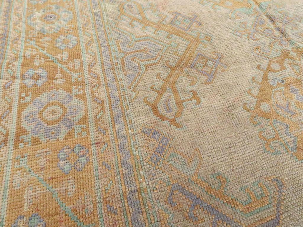 Early 20th Century Turkish Oushak Room Size Carpet In Excellent Condition For Sale In New York, NY
