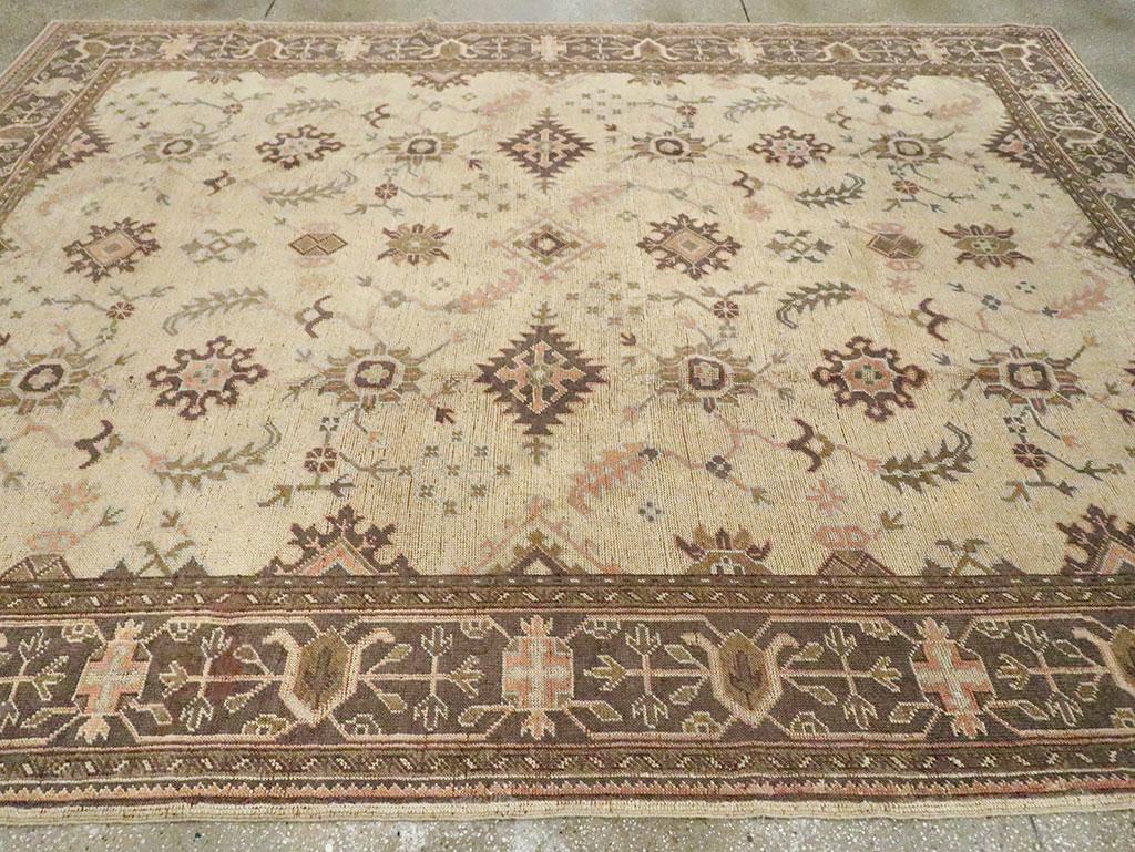 Early 20th Century Turkish Oushak Room Size Carpet In Excellent Condition For Sale In New York, NY