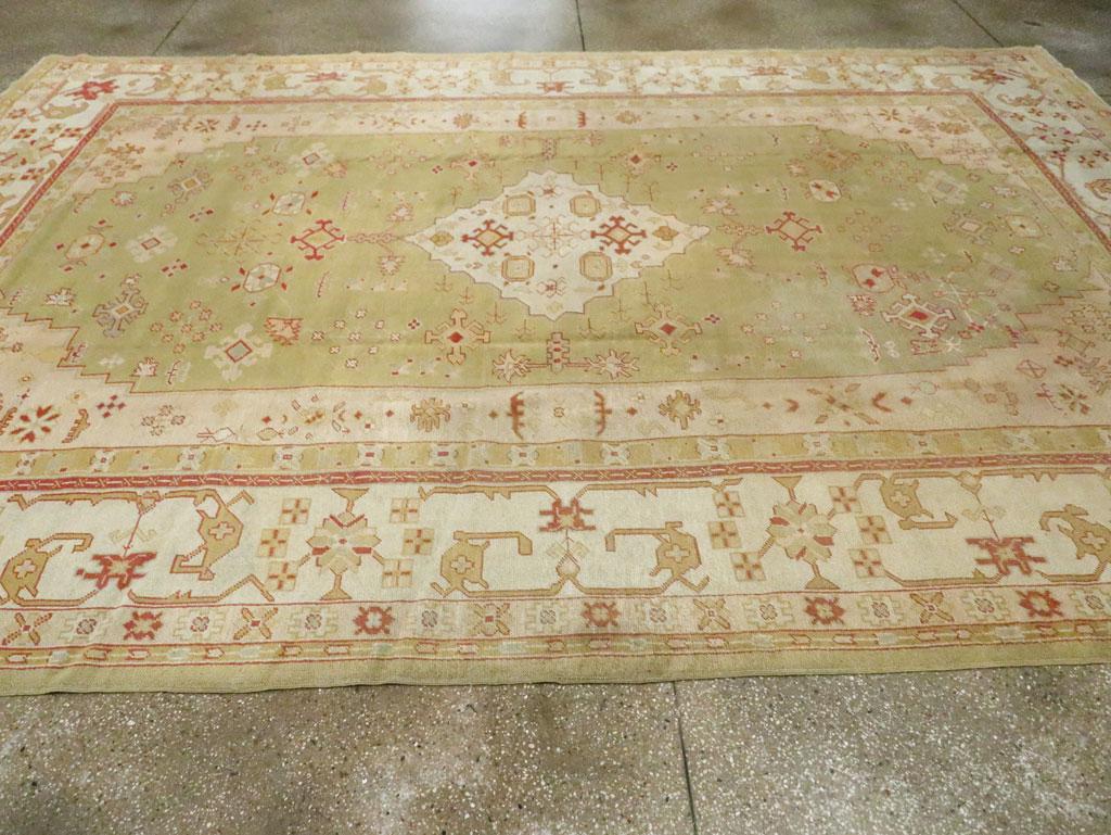 Noué à la main Tapis turc Oushak du début du 20e siècle en vente