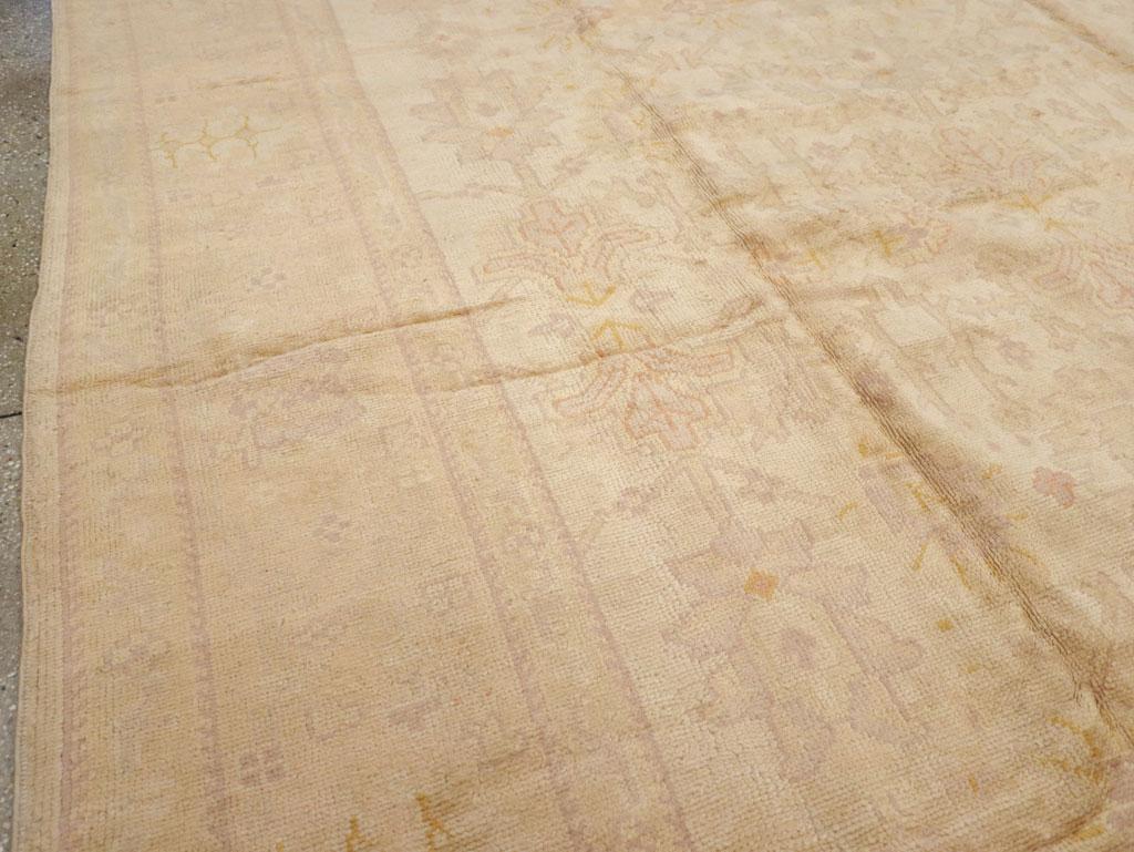 Early 20th Century Turkish Oushak Room Size Carpet In Excellent Condition For Sale In New York, NY