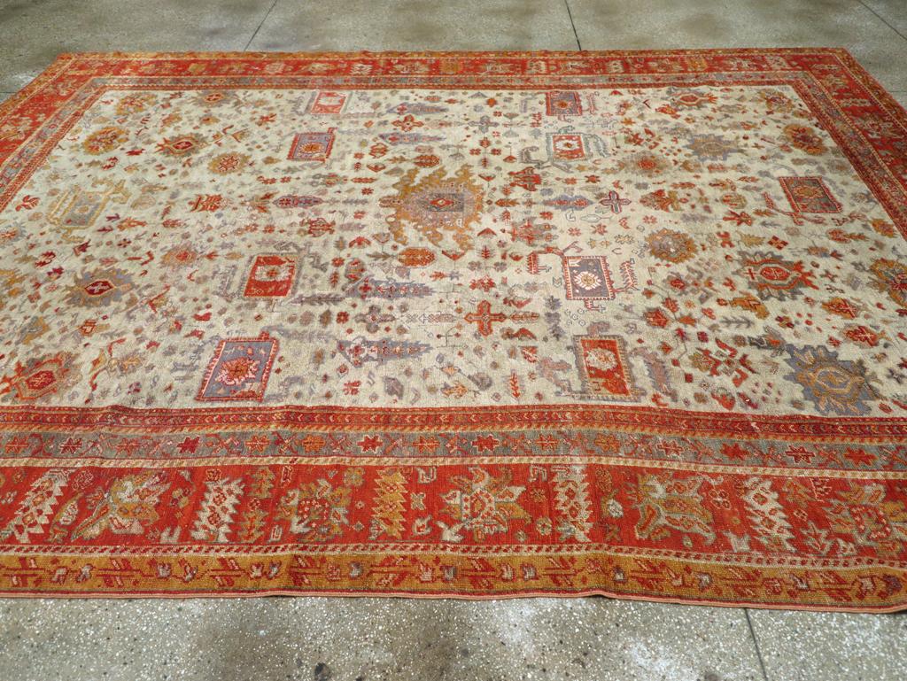 Early 20th Century Turkish Oushak Room Size Carpet In Excellent Condition For Sale In New York, NY
