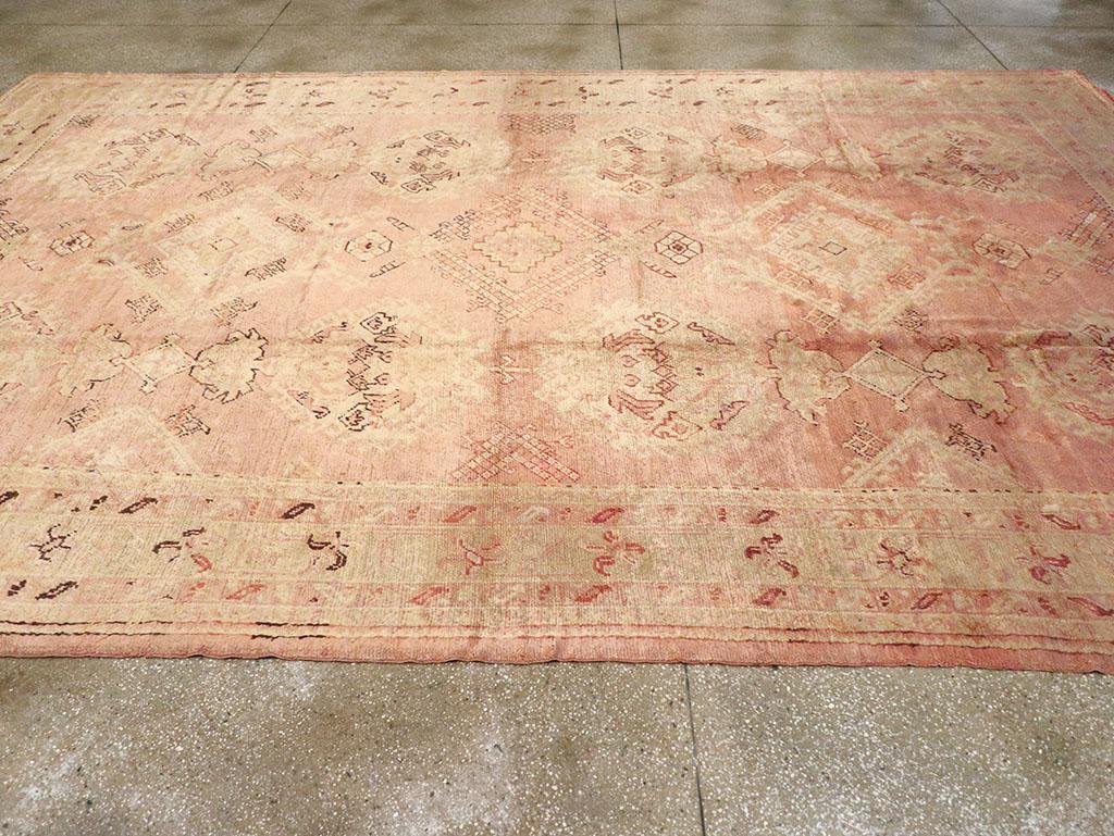 Early 20th Century Turkish Oushak Room Size Carpet In Excellent Condition For Sale In New York, NY