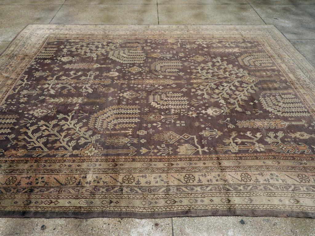 Alfombra turca Oushak de principios del siglo XX para habitaciones Anudado a mano en venta