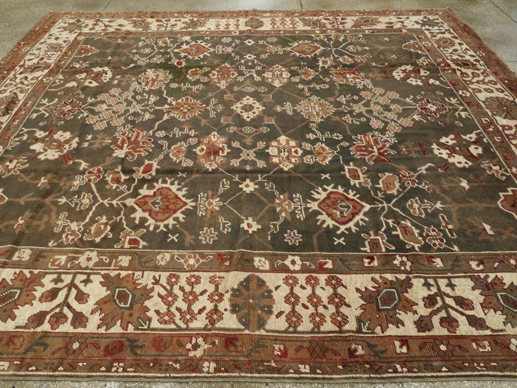 Türkischer Oushak-Teppich in Zimmergröße aus dem frühen 20. im Zustand „Hervorragend“ im Angebot in New York, NY