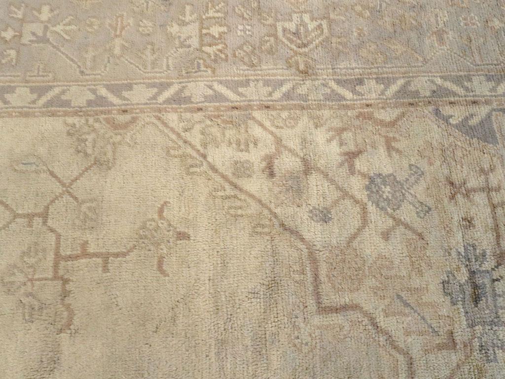 Noué à la main Tapis turc Oushak du début du 20e siècle en vente