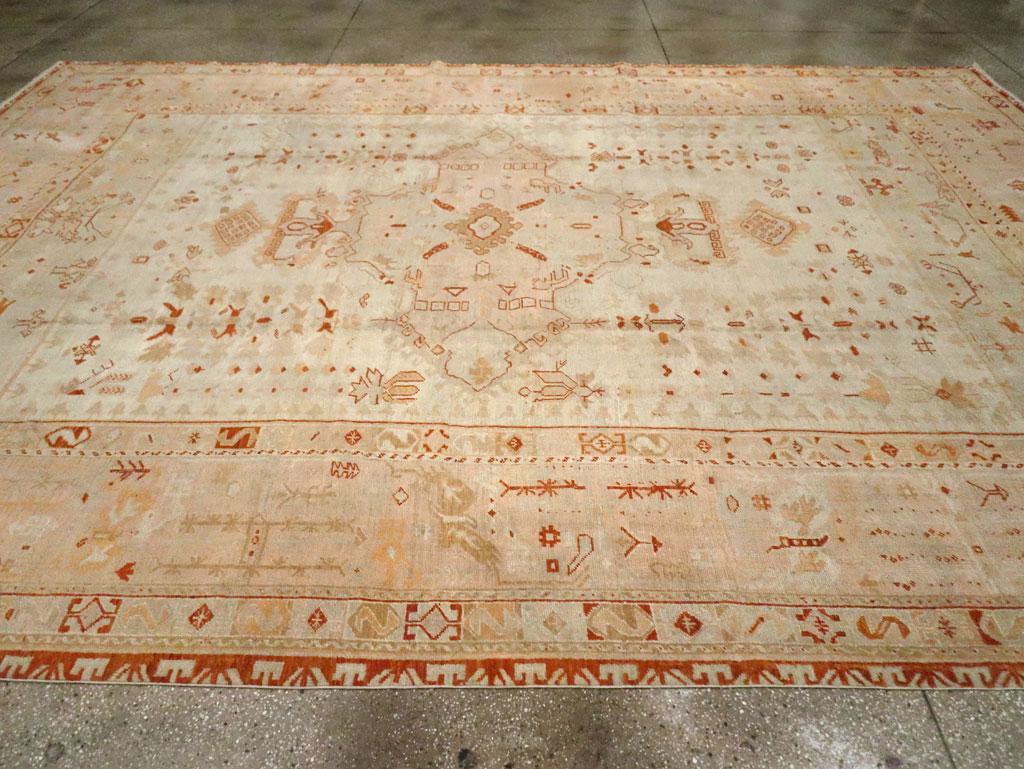 Alfombra turca Oushak de principios del siglo XX para habitaciones Anudado a mano en venta