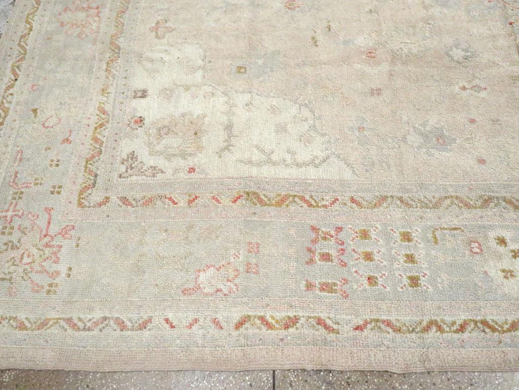 Türkischer Oushak-Teppich in Zimmergröße aus dem frühen 20. (20. Jahrhundert) im Angebot