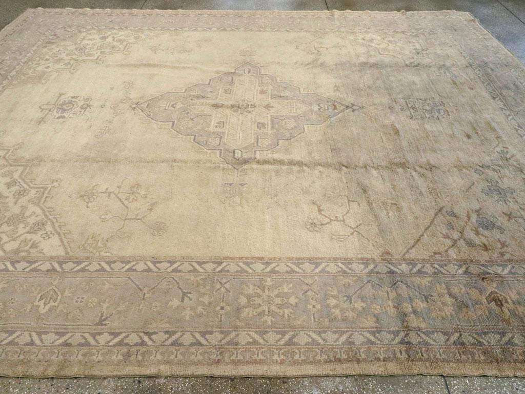 Tapis turc Oushak du début du 20e siècle Excellent état - En vente à New York, NY