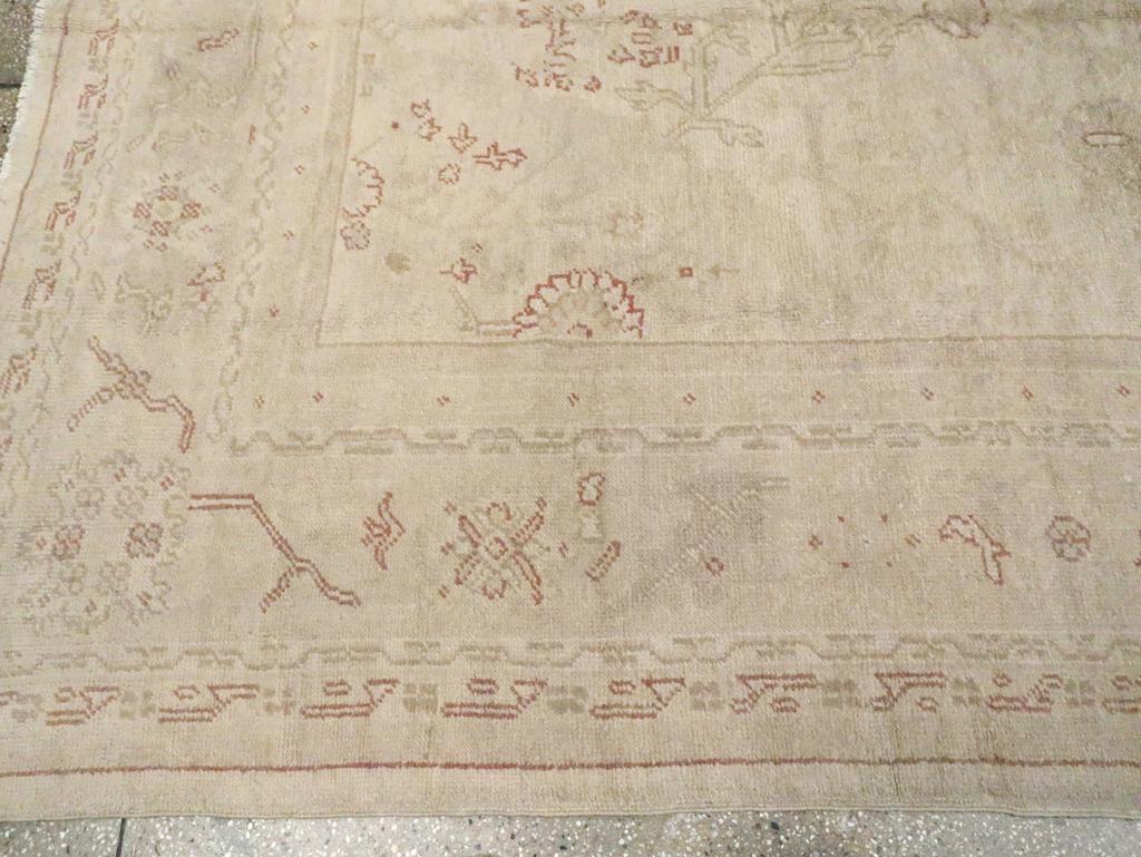 Alfombra turca Oushak de principios del siglo XX para habitaciones en Excelente estado para la venta en New York, NY