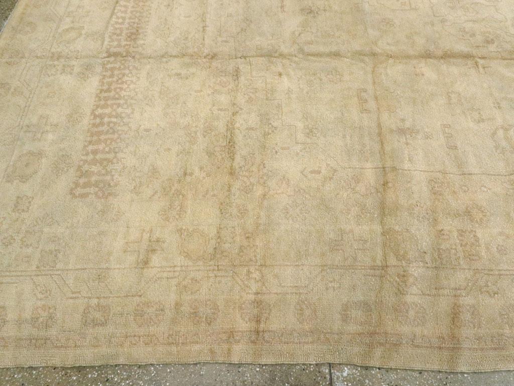 Alfombra turca Oushak de principios del siglo XX para habitaciones en Excelente estado para la venta en New York, NY
