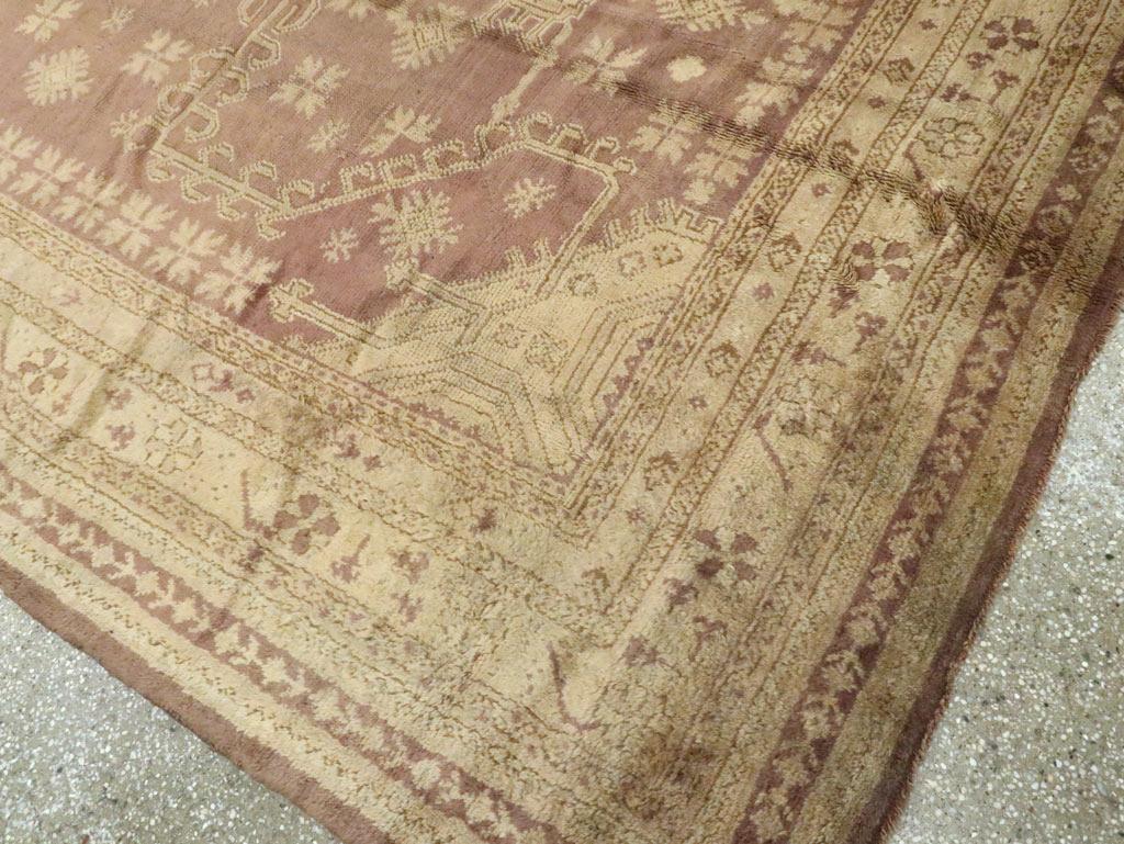 Türkischer Oushak-Teppich in Zimmergröße aus dem frühen 20. (Wolle) im Angebot