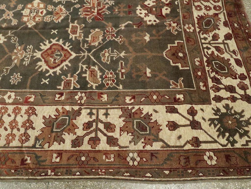 Türkischer Oushak-Teppich in Zimmergröße aus dem frühen 20. (Wolle) im Angebot