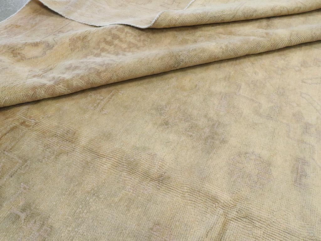 Alfombra turca Oushak de principios del siglo XX para habitaciones en venta 1