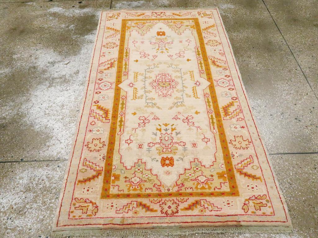 Un ancien tapis d'accent turc Oushak fait à la main au début du 20e siècle.

Mesures : 3' 6