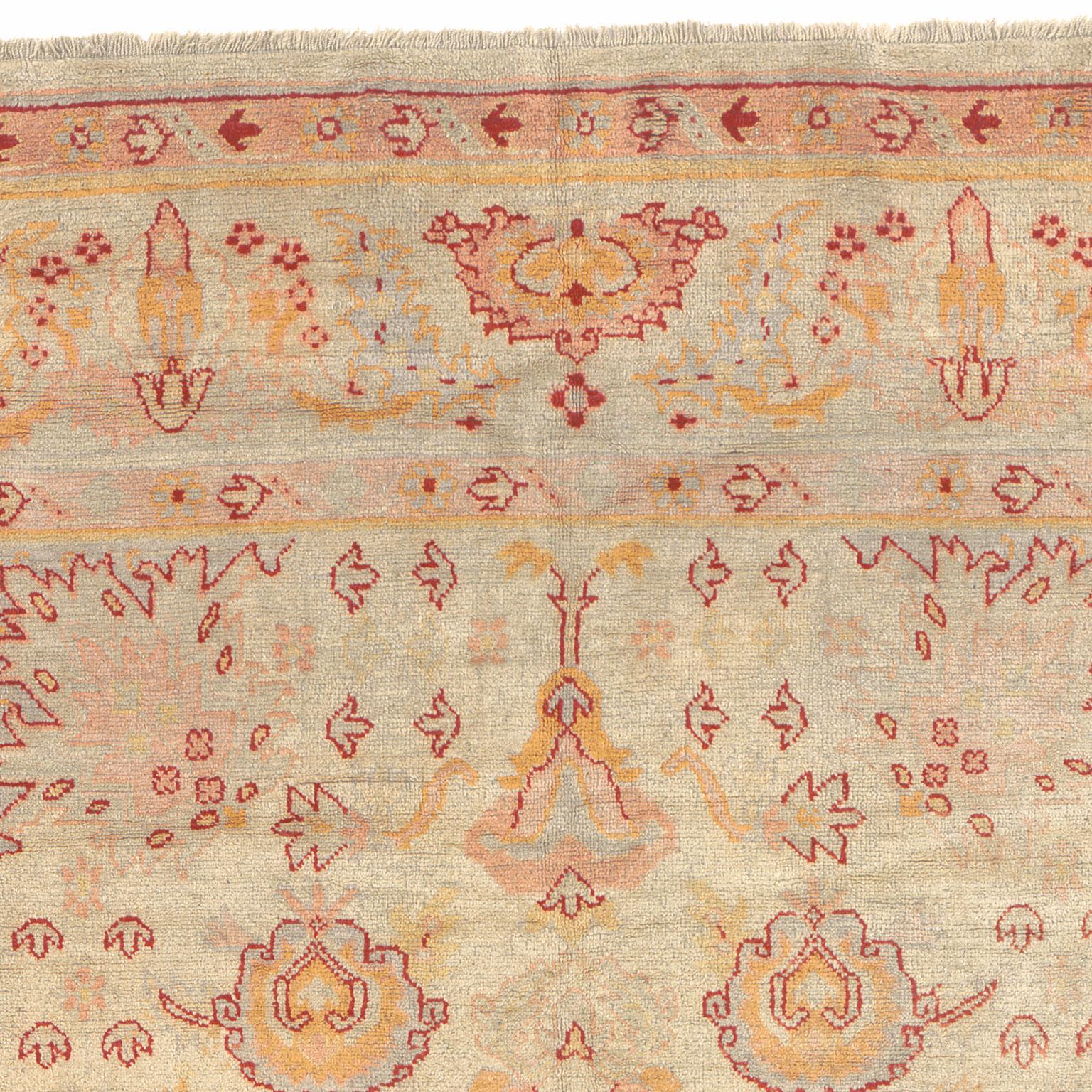 Early 20th Century Turkish Oushak Rug In Good Condition For Sale In New York, NY