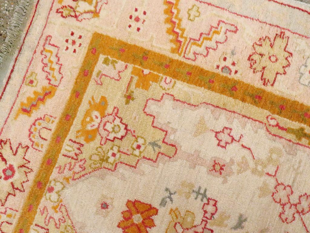 Noué à la main Tapis d'appoint turc Oushak du début du 20e siècle en vente