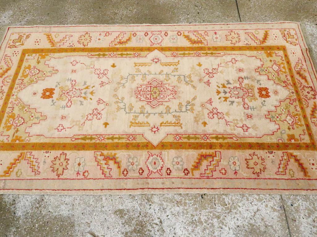 Tapis d'appoint turc Oushak du début du 20e siècle Excellent état - En vente à New York, NY