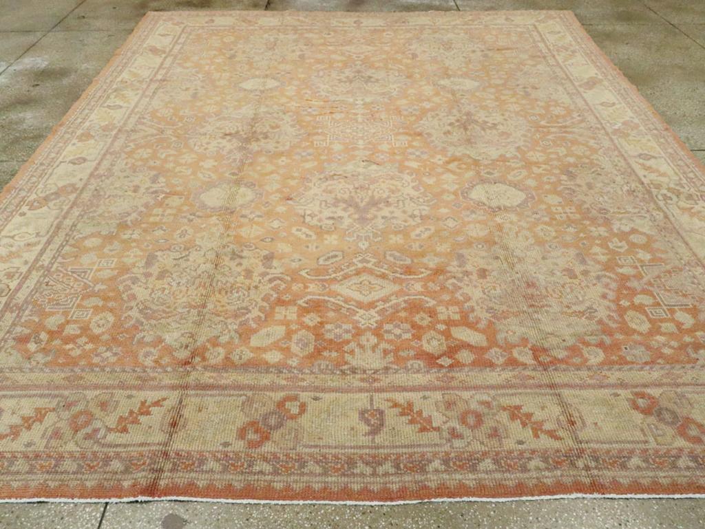 Antigua alfombra turca Oushak cuadrada de tamaño de habitación, hecha a mano a principios del siglo XX.

Medidas: 10' 1