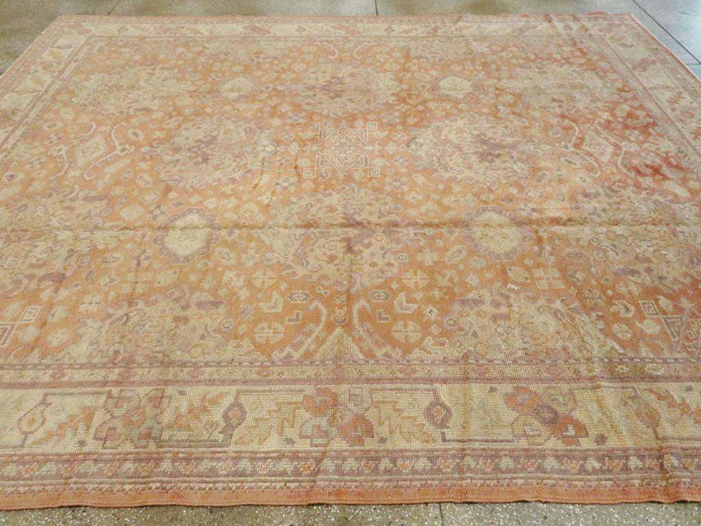 Alfombra cuadrada Oushak turca de principios del siglo XX para habitaciones en Excelente estado para la venta en New York, NY