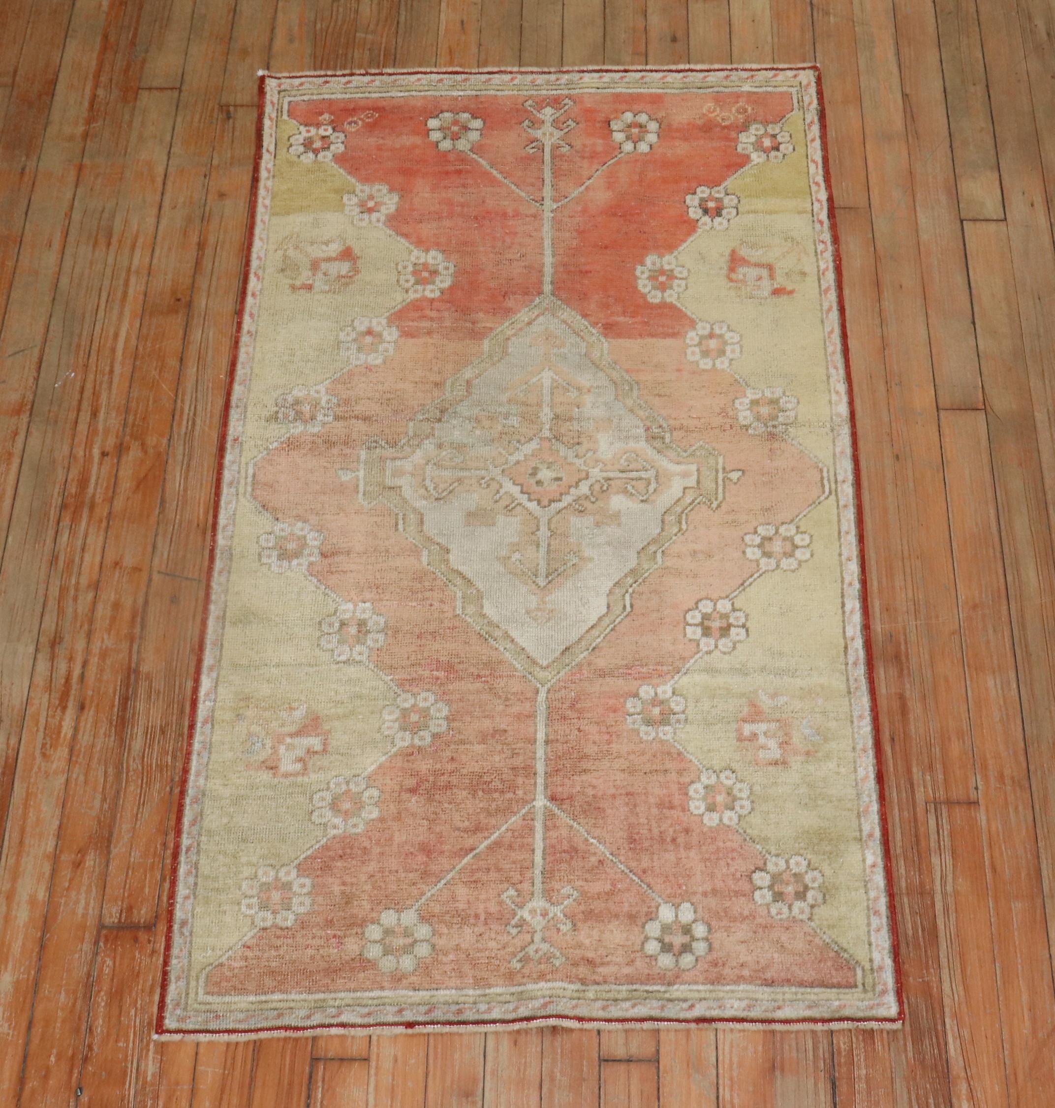 Early 20th Century Turkish Sivas Rug In Good Condition For Sale In New York, NY